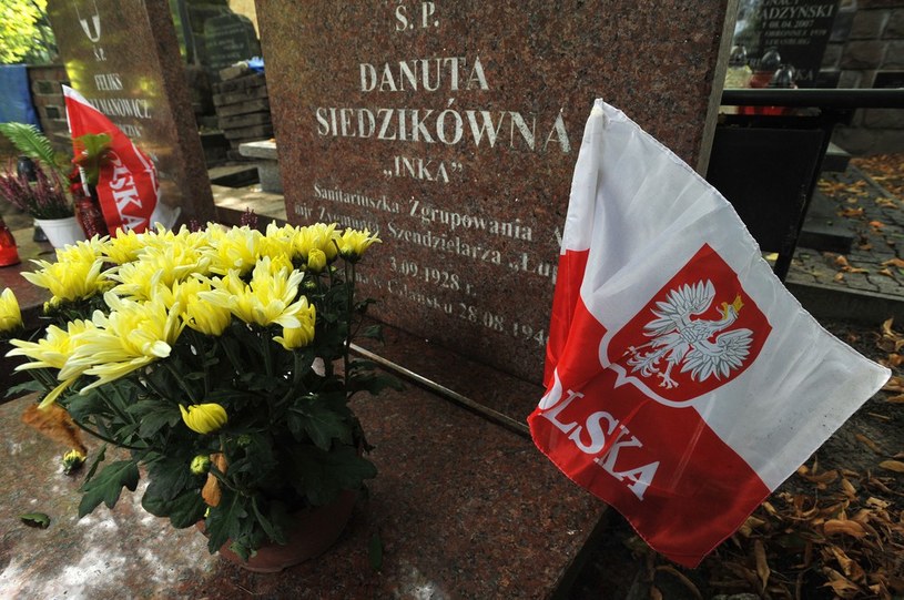 Symboliczny grób Danuty Siedzikówny "Inki" na Cmentarzu Garnizonowym w Gdańsku /Wojciech Stóżyk /Reporter