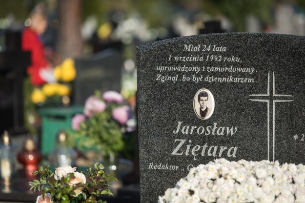 Symboliczny grób dziennikarza Jarosława Ziętary na cmentarzu komunalnym przy ul. Wiślanej w Bydgoszczy / 	Tytus Żmijewski    /PAP