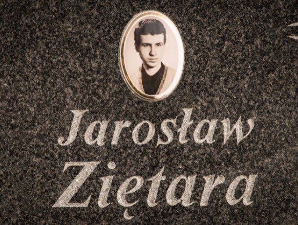 Symboliczny grób dziennikarza Jarosława Ziętary na cmentarzu komunalnym przy ul. Wiślanej w Bydgoszczy /Tytus Żmijewski /PAP