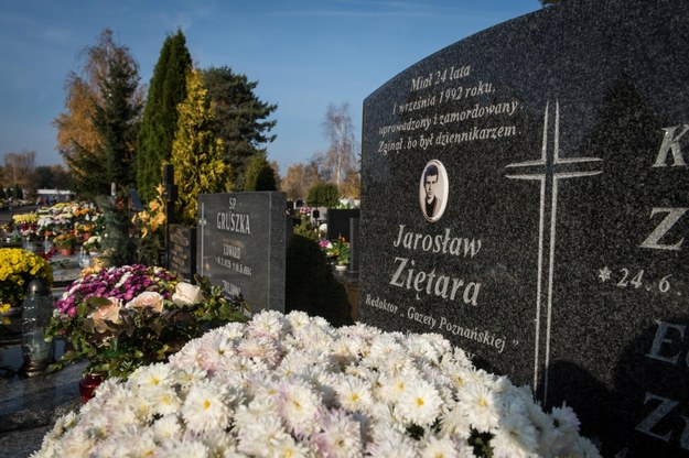 Symboliczny grób Jarosława Ziętary na cmentarzu komunalnym przy ul. Wiślanej w Bydgoszczy /Tytus Żmijewski /PAP
