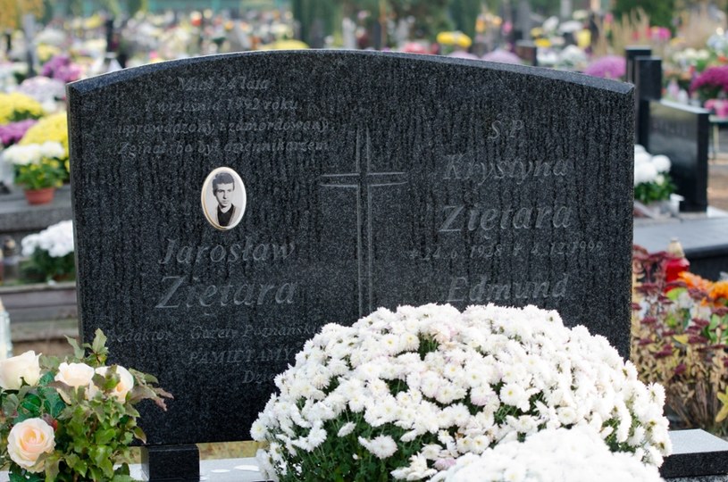 Symboliczny grób Jarosława Ziętary na cmentarzu komunalnym przy ulicy Wiślanej w Bydgoszczy /Łukasz Piecyk /Reporter