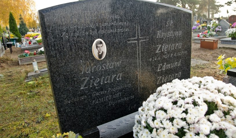 Symboliczny grób Jarosława Ziętary w Bydgoszczy /Łukasz Piecyk /Reporter