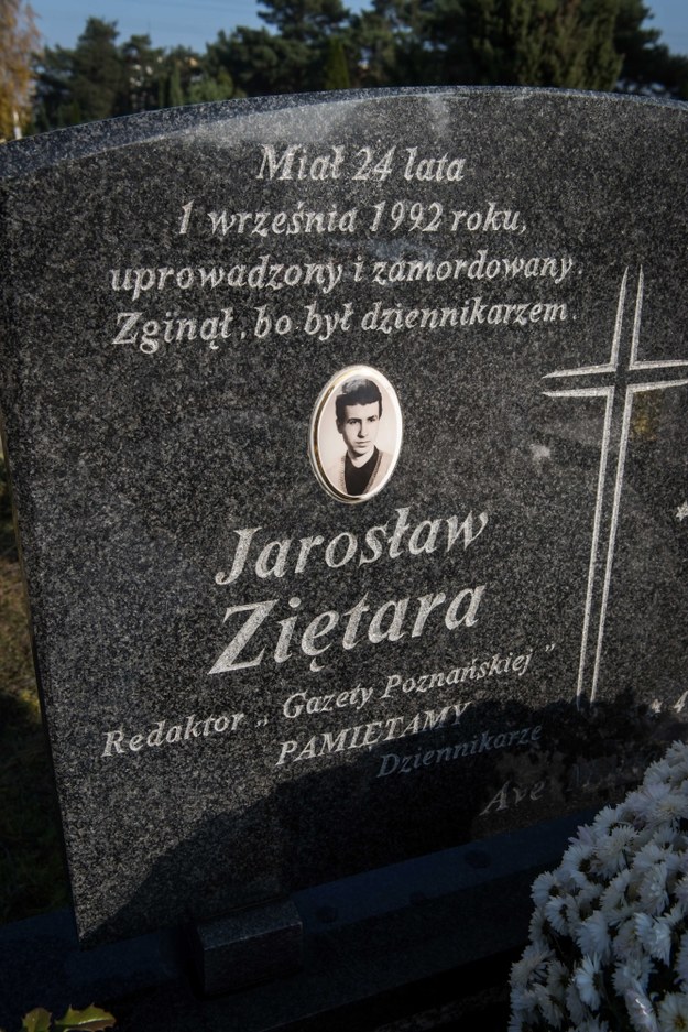 Symboliczny grób Jarosława Ziętary / 	Tytus Żmijewski    /PAP