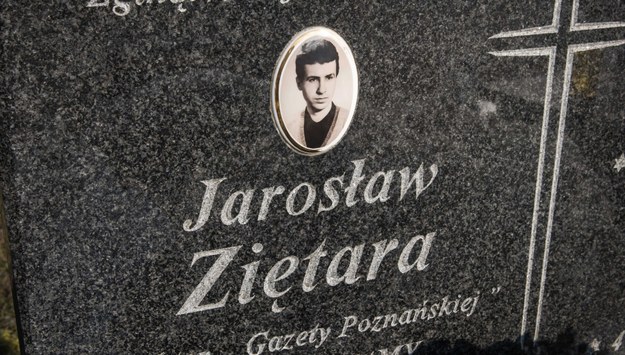 Symboliczny grób Jarosława Ziętary /\Tytus Żmijewski /PAP