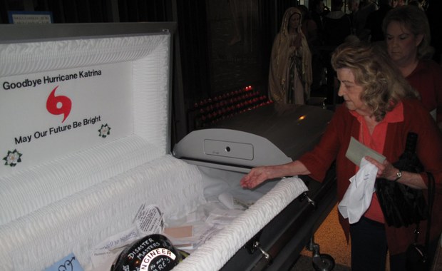 Symboliczny pogrzeb huraganu Katrina niczym zbiorowa terapia