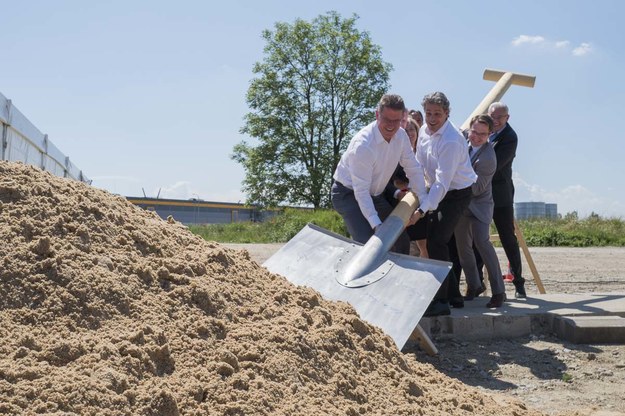 Symbolicznym wbiciem łopaty przedstawiciele Mondelēz International rozpoczęli w Bielanach Wrocławskich budowę globalnego Centrum Badań i Rozwoju /&nbsp