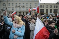 Sympatycy KOD na Placu Litewskim w Lublinie