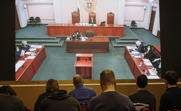 Sympatycy Memoriału i dziennikarze obserwują posiedzenie Sądu Najwyższego /Sergei Ilnitsky /PAP/EPA