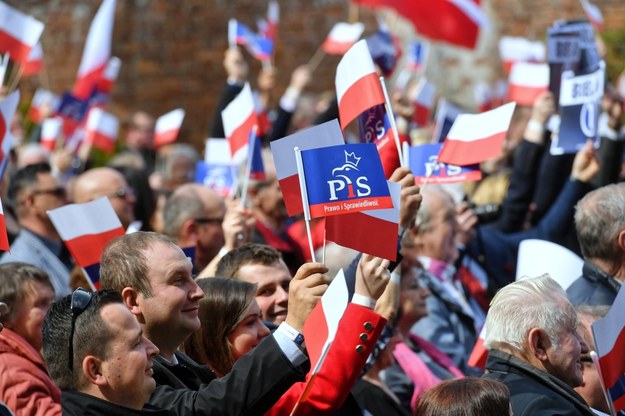 Sympatycy PiS podczas pikniku patriotycznego partii w Pułtusku /Piotr Nowak /PAP