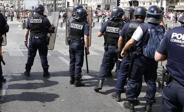 Sympatyk dżihadu zamordował policjanta i jego żonę. Policja uratowała 3-letnie dziecko