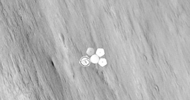 Symulacja wyglądu Beagle 2 po wylądowaniu na Marsie – bez jednego z rozłożonych paneli. Źródło: De Montfort University /materiały prasowe