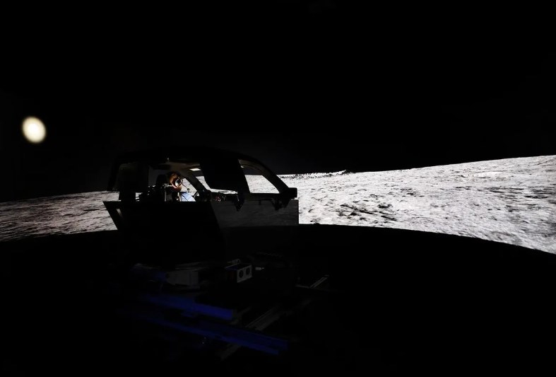 Symulator księżycowego łazika wiernie oddaje wrażenie jazdy po Srebrnym Globie / zdjęcie: GM /domena publiczna