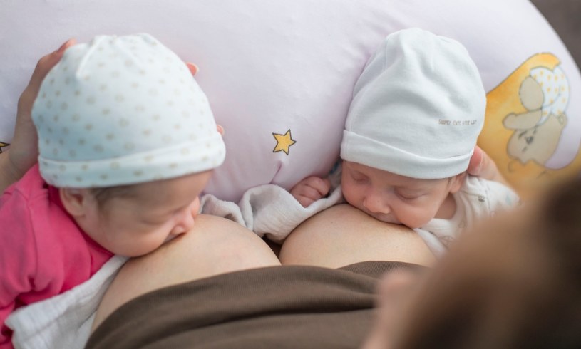 Symultaniczne karmienie bliźniąt jest niełatwe, ale możliwe. Należy jednak za każdym razem zmieniać dzieciom piersi /123RF/PICSEL