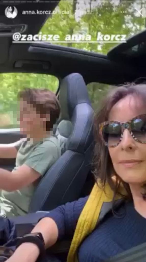 Syn Anny Korcz za kierownicą auta/ screen z Instagrama aktorki /Instagram /materiały prasowe
