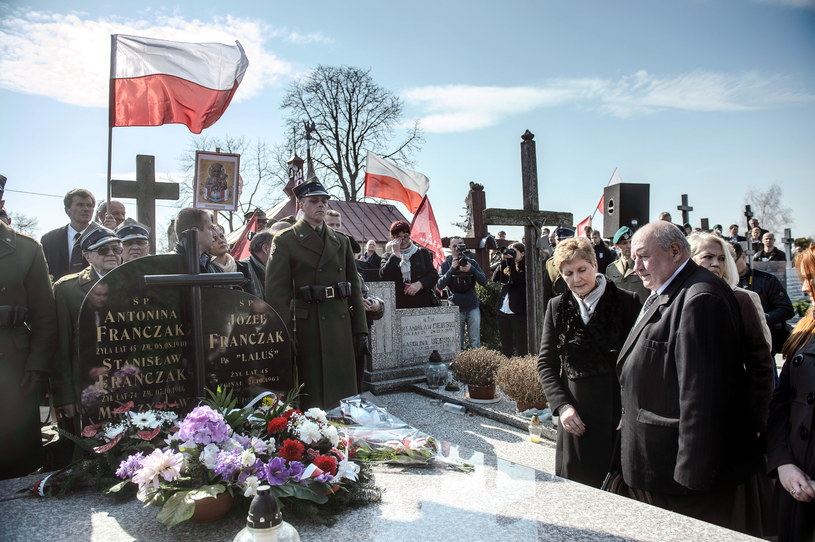 Syn Józefa Franczaka, Marek Franczak (z prawej) przy grobie ojca /Wojciech Pacewicz /PAP