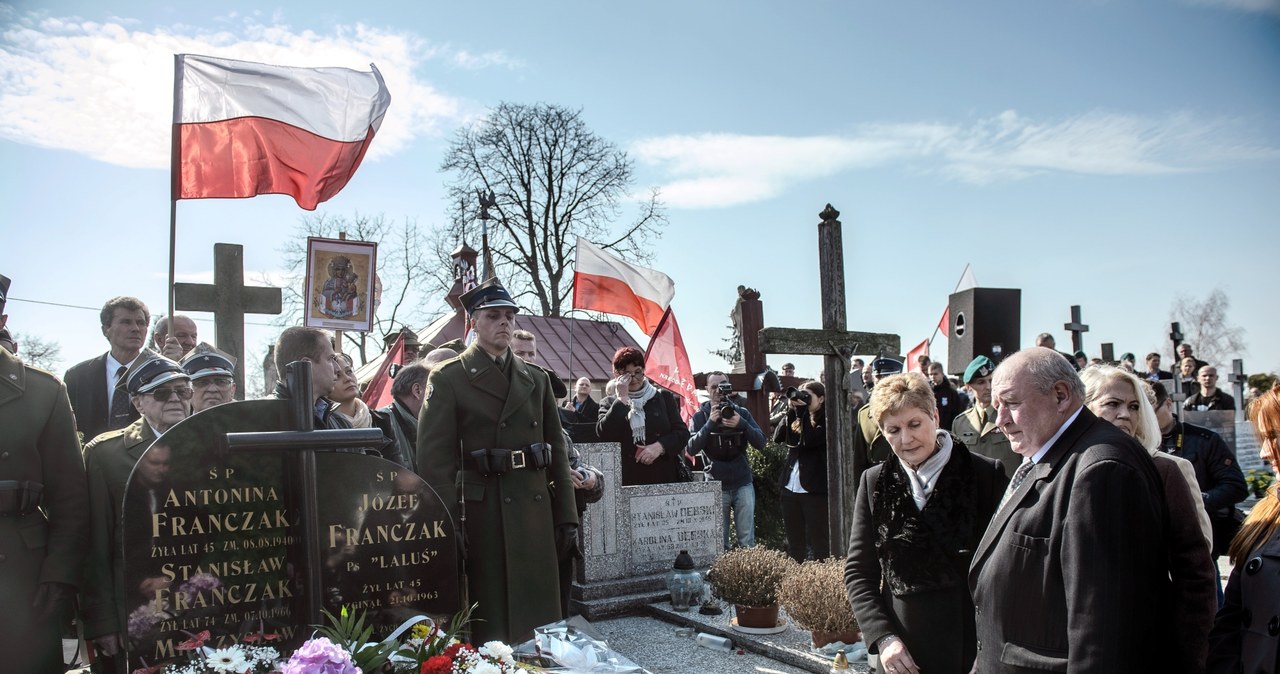 Syn Józefa Franczaka, Marek Franczak (z prawej) przy grobie ojca /Wojciech Pacewicz /PAP