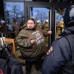Syn wielbiciela Putina protestuje pod McDonald's! Przypiął się do drzwi. "Mówili, że nas kochają"