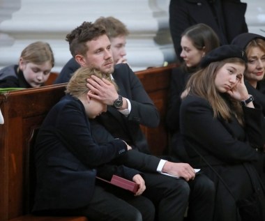 Syn zmarłego aktora podziękował także personelowi medycznemu, który opiekował się Pawłem Królikowskim podczas jego choroby. - Jesteś doskonałym aktorem, ale nigdy nie pokazywałeś mi, jak grać. Pokazywałeś mi, jak żyć - podkreślił Antoni.