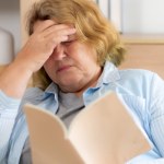 Syndrom długiej ręki pojawia się po 40. roku życia. Charakterystyczny objaw podczas czytania