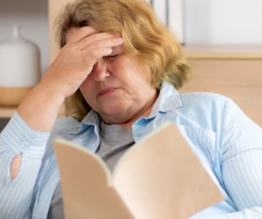 Syndrom długiej ręki pojawia się po 40. roku życia. Charakterystyczny objaw podczas czytania
