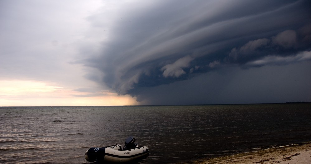 Synoptycy ostrzegają przed burzami i gradobiciami /Reporter