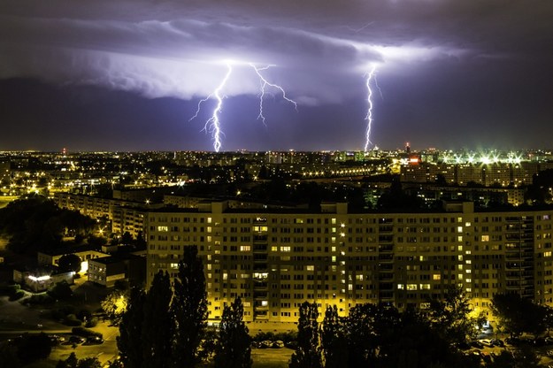 Synoptycy ostrzegają przed burzami i wichurami, zwłaszcza na południu kraju. Na zdjęciu: potężna burza z piorunami, jaka półtora tygodnia temu przeszła nad Poznaniem /Łukasz Ogrodowczyk /PAP