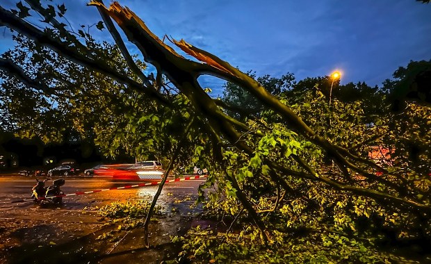 Synoptycy ostrzegają przed burzami z gradem [MAPY]
