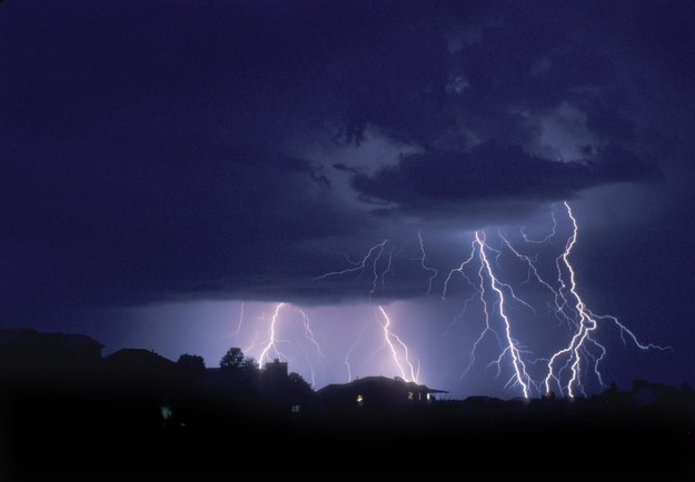 Synoptycy ostrzegają przed burzami: Zagrzmi w ośmiu województwach /Dale O'Dell /PAP/EPA