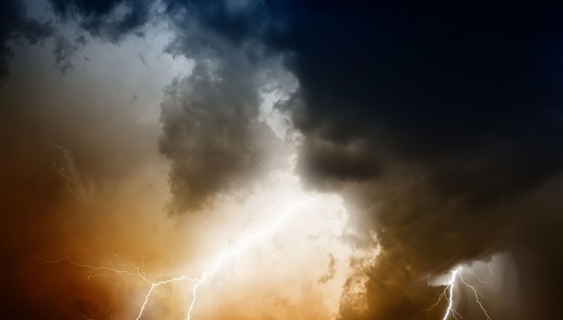 Synoptycy ostrzegają przed burzami /123RF/PICSEL