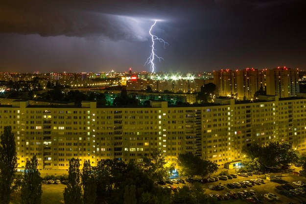 Synoptycy ostrzegają przed kolejnymi burzami. Mają nadejść już tej nocy /Łukasz Ogrodowczyk /PAP