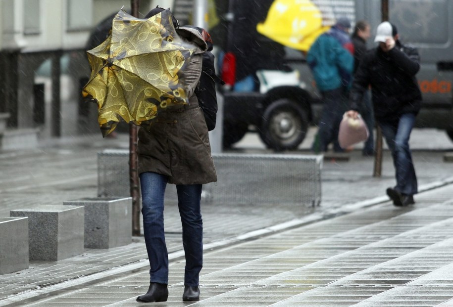 Synoptycy ostrzegają przed silnym wiatrem /Andrzej Grygiel /PAP
