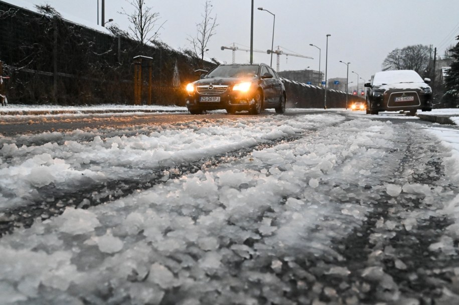Synoptyk IMGW: Od zachodu wkroczy do Polski front z opadami od śniegu po marznący deszcz /	Marcin Bielecki   /PAP