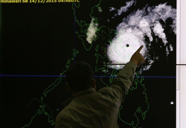 Synoptyk z filipińskich służb meteorologicznych wskazuje na mapie przewidywaną trasę przemieszczania się tajfunu Melor (lokalna nazwa: Nona) /MARK R. CRISTINO /PAP/EPA