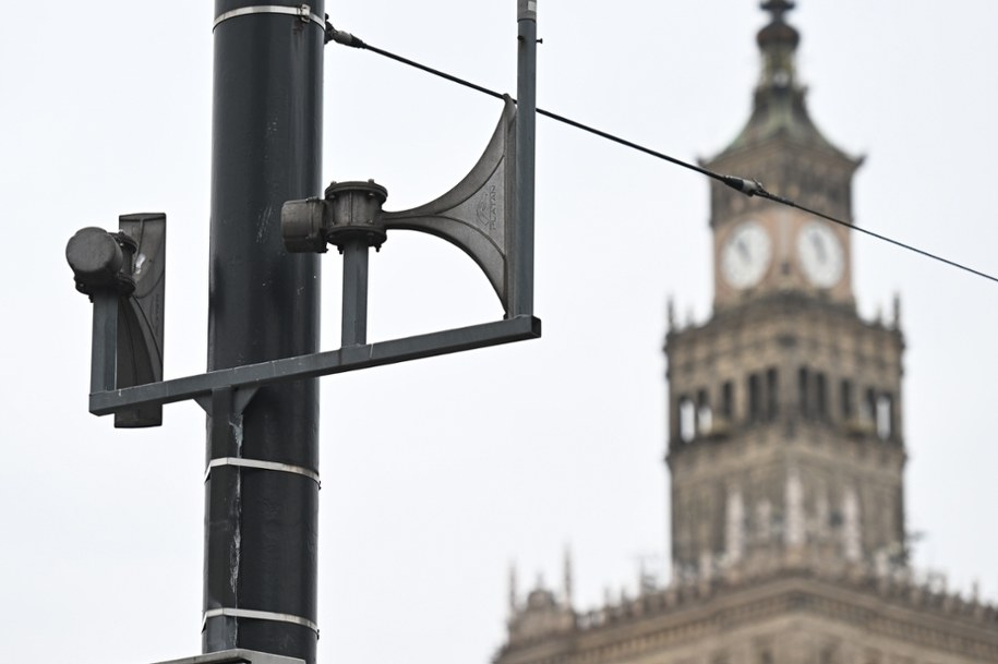 Syreny alarmowe w centrum Warszawy /Radosław Pietruszka /PAP