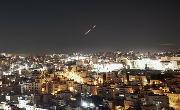 Syreny w Izraelu. Iran wystrzelił pociski
