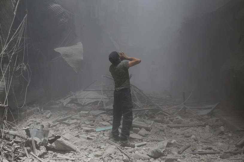 Syria: Mężczyzna próbuje odnaleźć swoich bliskich po nalocie /AFP