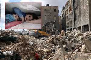 Syria: Siedmiolatka przez 17 godzin trzymała głowę braciszka pod gruzami