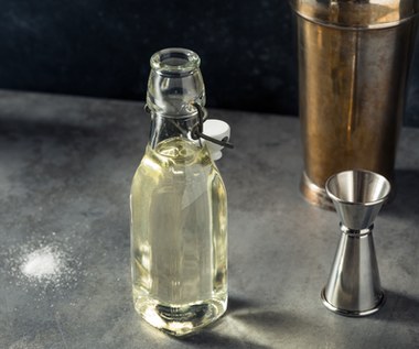 Syrop cukrowy – kluczowy składnik drinków i koktajli. Ekspresowo przygotujesz go w domu