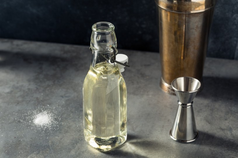 Syrop cukrowy wykorzystuje się do drinków, koktajli oraz deserów /123RF/PICSEL