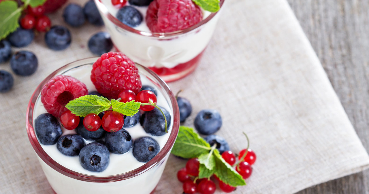 Syrop glukozowo-fruktozowy znajdziemy także w deserach mlecznych i galaretkach /123RF/PICSEL