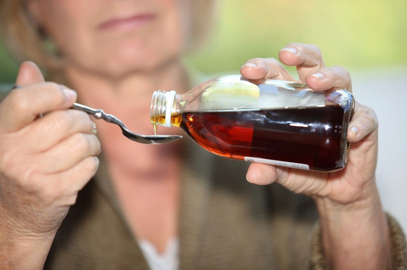 Syrop z szyszek sosny to naturalna mikstura, którą stosuje się m.in. podczas przeziębienia i infekcji górnych dróg oddechowych /123RF/PICSEL