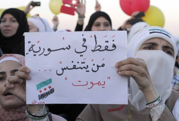 Syryjczycy, którzy uciekli do Jordanii, protestują przeciwko reżimowi el-Asada. /JAMAL NASRALLAH /PAP