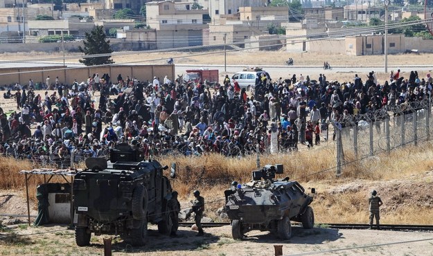 Syryjczycy masowo do Turcji z terytoriów zajętych przez Państwo Islamskie /STR /PAP/EPA