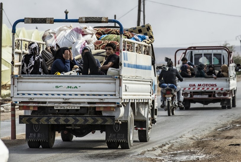 Syryjczycy opuszczający miasto Ras al-Ajn /DELIL SOULEIMAN / AFP /AFP