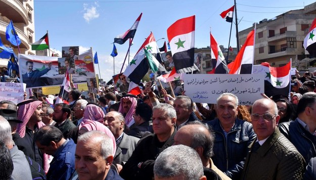 Syryjczycy protestujący w Hims /EPA/SANA /PAP/EPA
