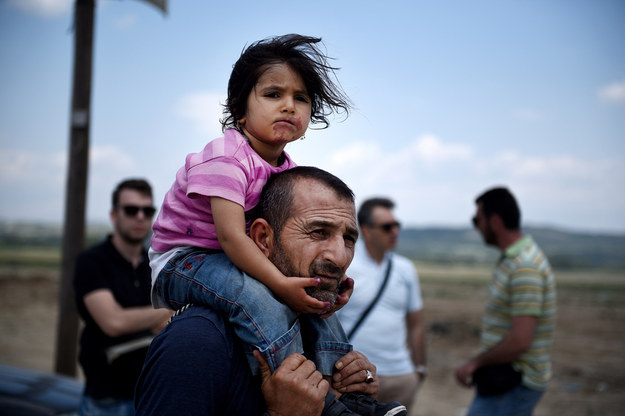 Syryjczyk niosący swoją córkę /Shutterstock