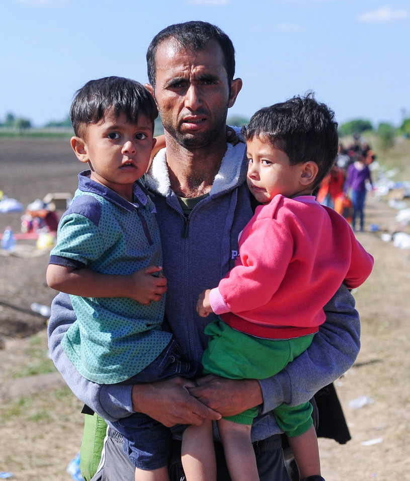 Syryjscy imigranci przekraczajacy granice węgiersko-serbską w pobliżu ośrodka dla uchodźcow w Roeszke /Łukasz Dejnarowicz /Agencja FORUM