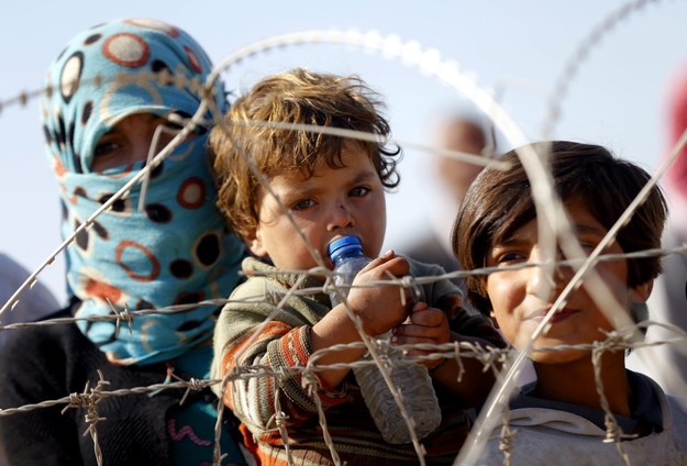 Syryjscy uchodźcy na granicy z Turcją /SEDAT SUNA /PAP/EPA