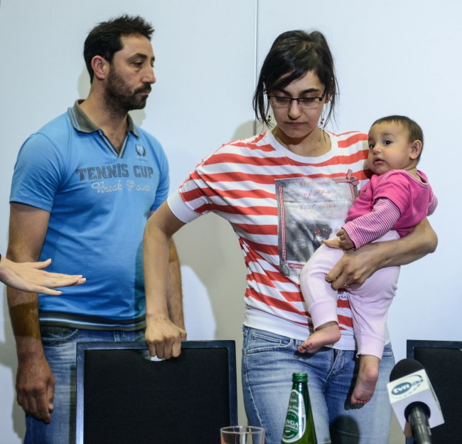 Syryjscy uchodźcy Nahla Fadel z córką Sarą oraz Adnan Saad /Jakub Kaminski /PAP