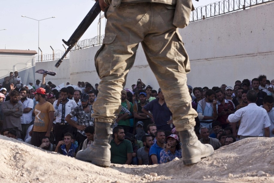 Syryjscy uchodźcy uciekający przed dżihadystami z Państwa Islamskiego /Tekin Refik    /PAP/EPA